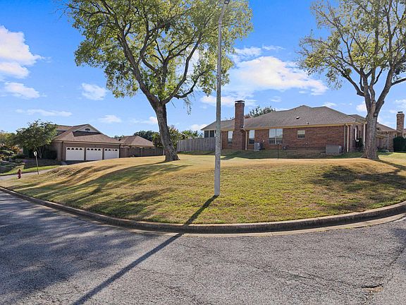 4th image of Friendswood Dr
