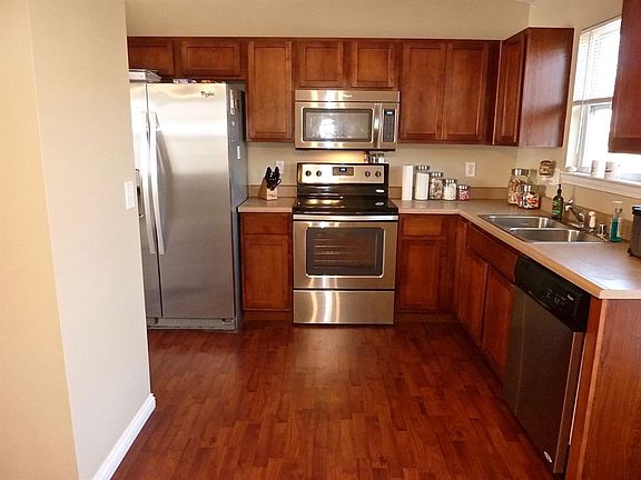 5th image of 1522 Singh St