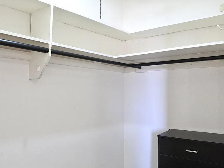 Canterbury Court Apartments — Photo 61