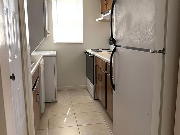 5th image of 2409 SE 15th Ave