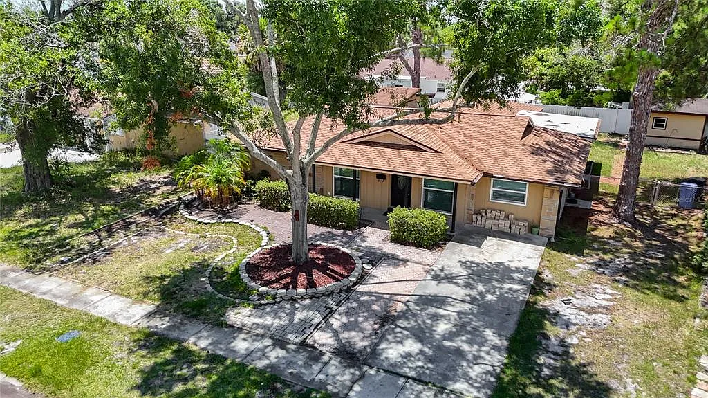 3 bed, 1.0 bath, 1726 sqft, $2,200 — Photo 2