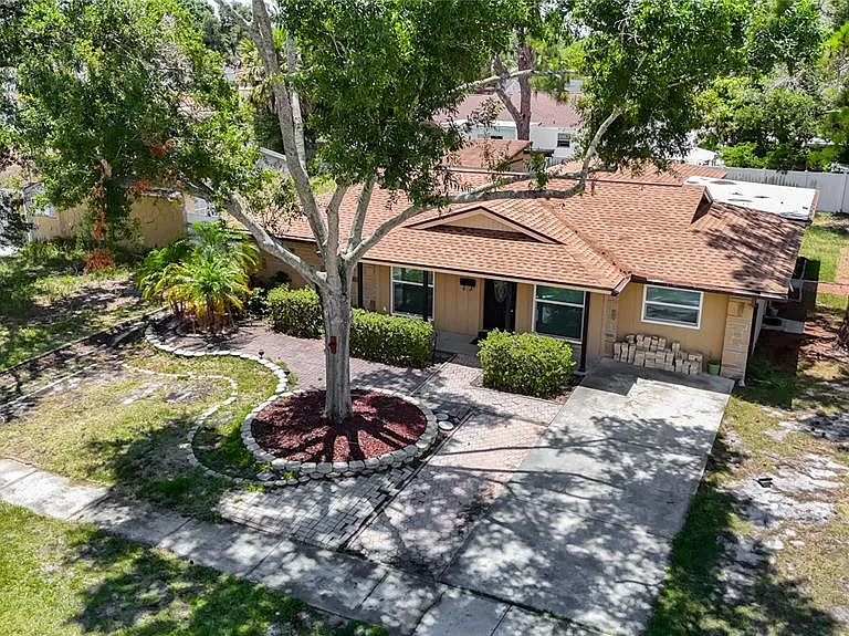 7916 Woodgrove Cir — Photo 2