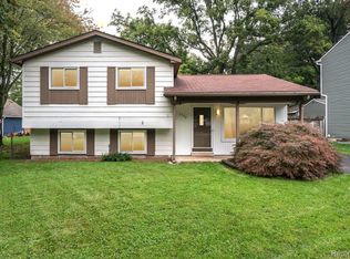 3548 Fort Dr, Waterford, MI 48328