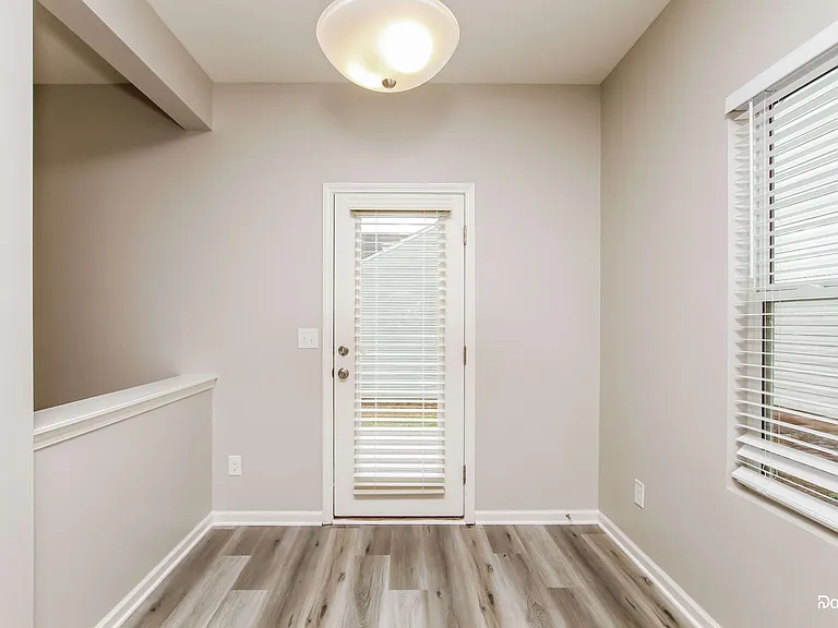 701 Falls Ln — Photo 6