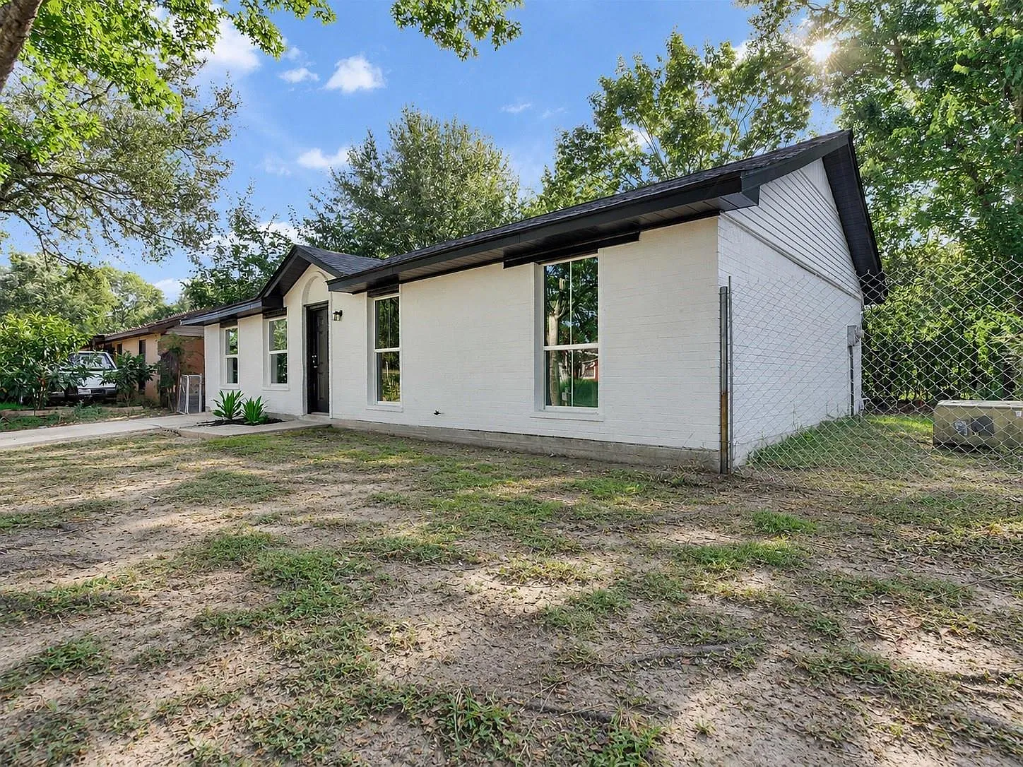 3 bed, 1.0 bath, 1125 sqft, $1,500 — Photo 2