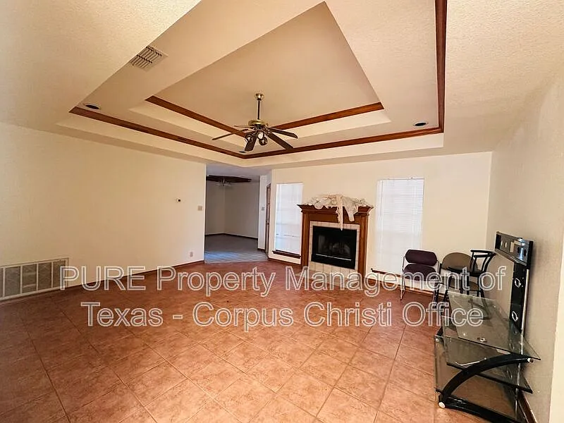 3 bed, 2.0 bath, 1389 sqft, $1,900 — Photo 3