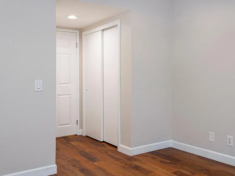 460 Oak St — Photo 16