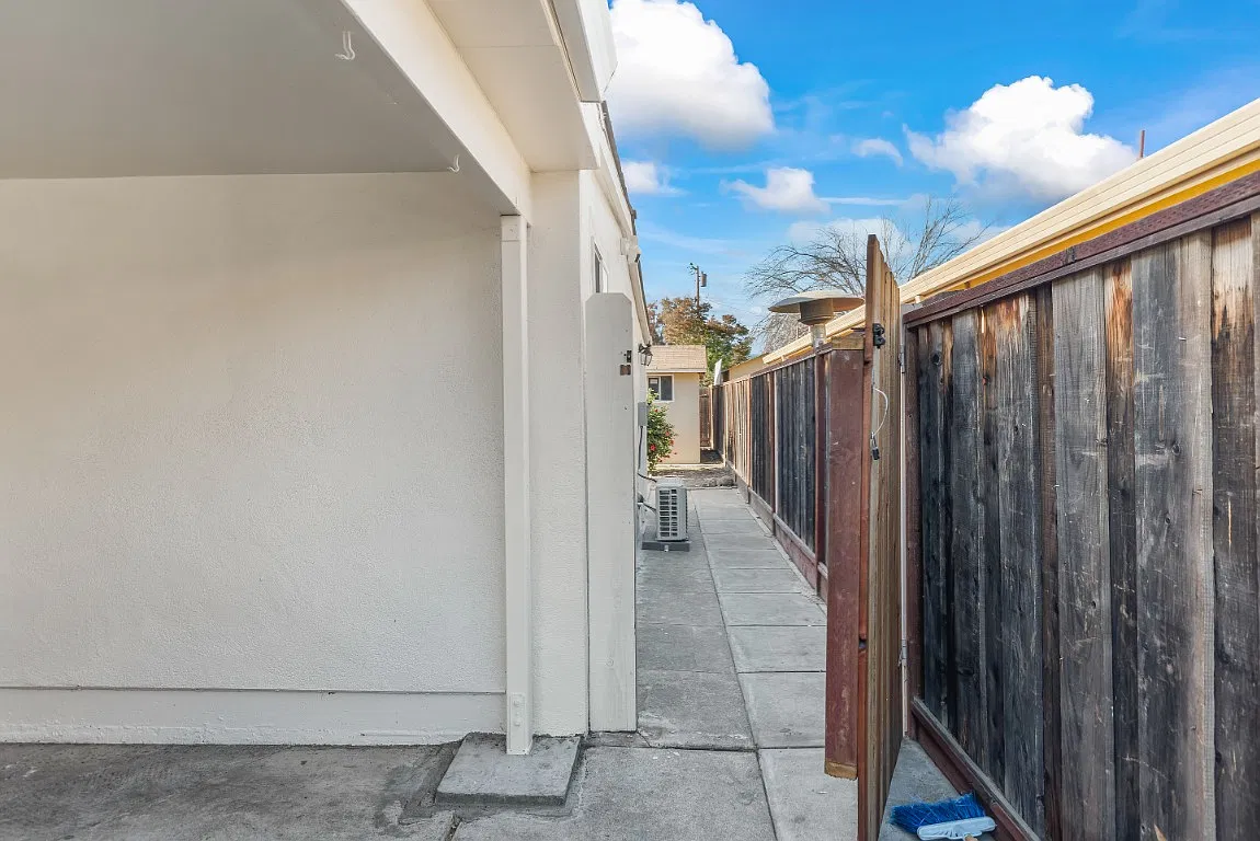 Studio, 350 sqft, $2,400 — Photo 1