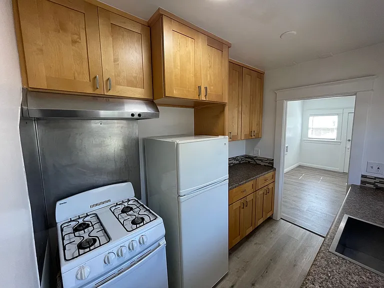 417 W 10th St — Photo 15