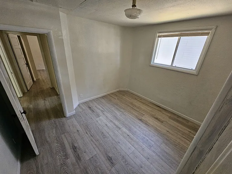 716 W A St — Photo 3