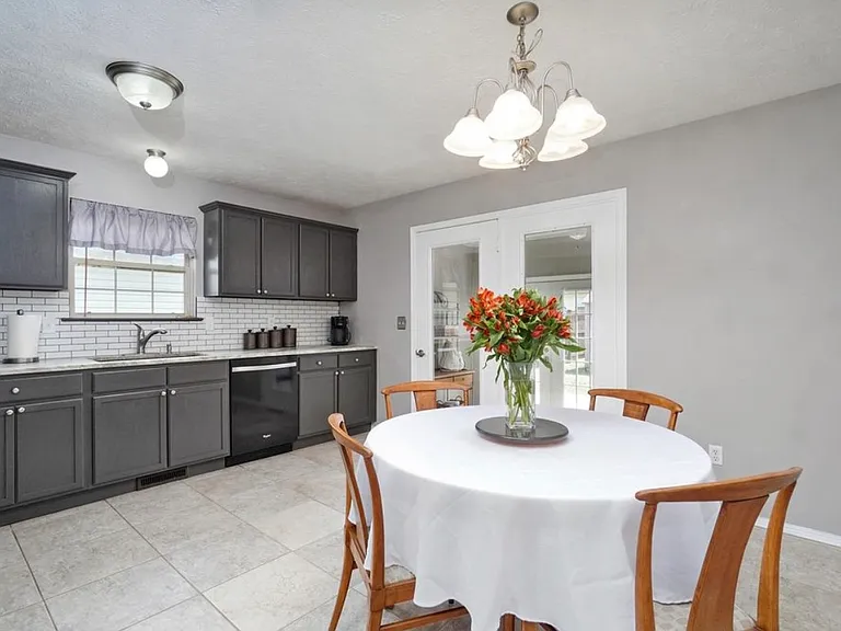2540 W Delmar St — Photo 9