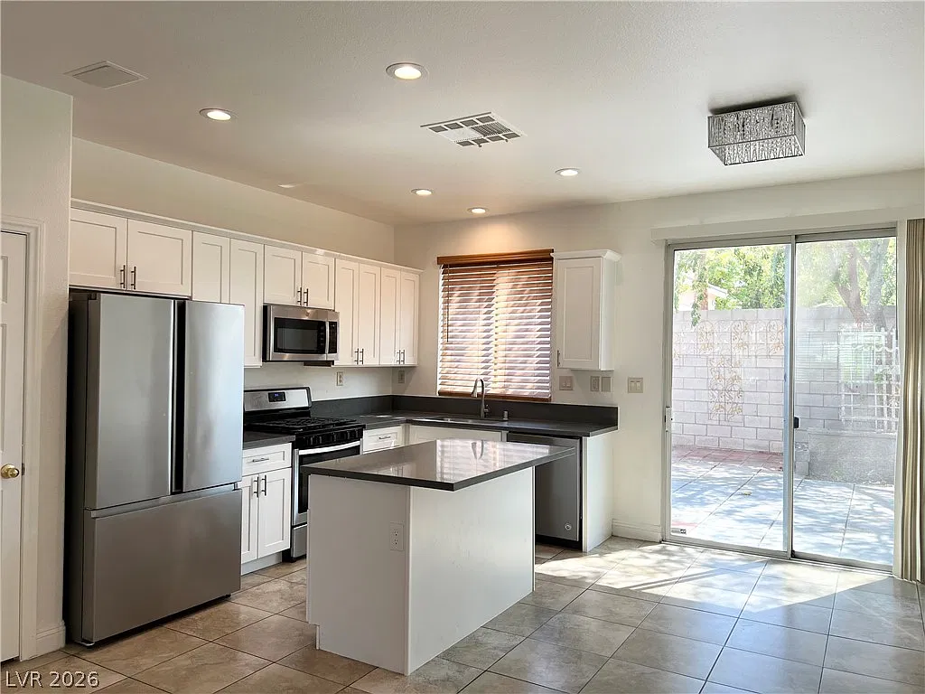 3 bed, 2.0 bath, 1396 sqft, $1,975 — Photo 4