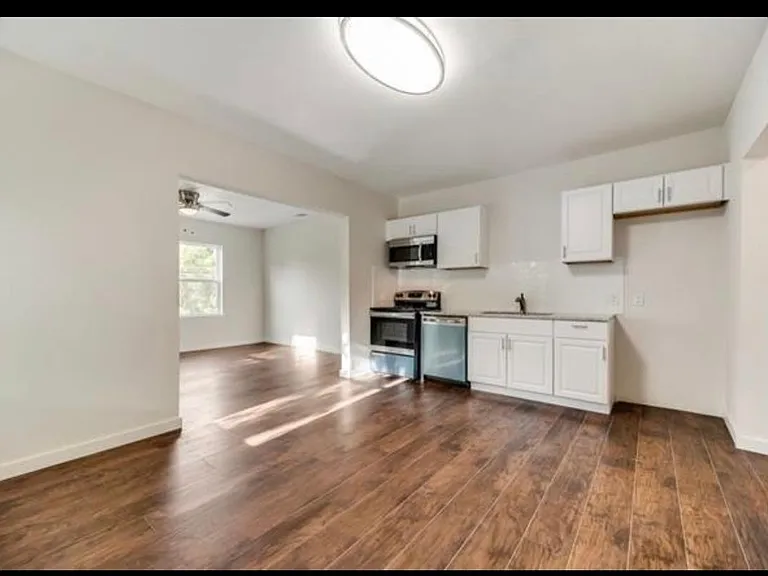 924 W Pecan St — Photo 6