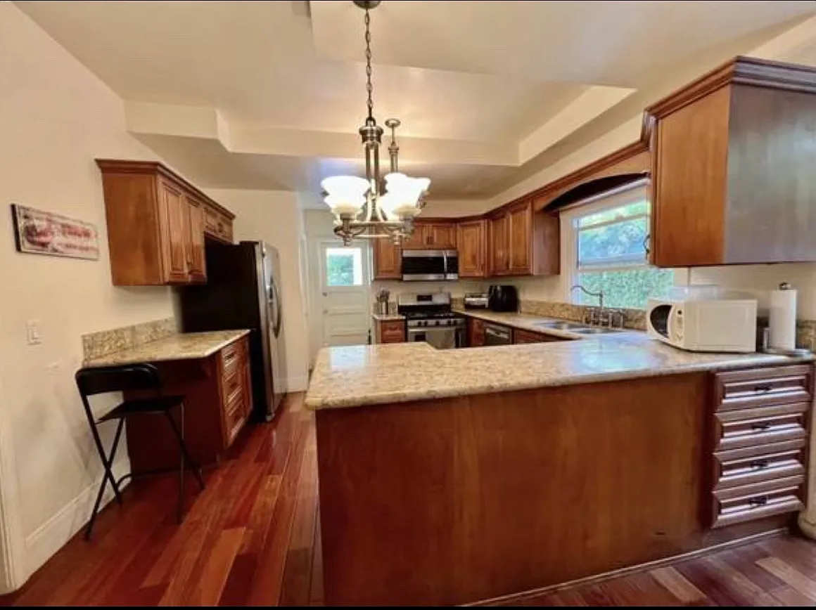 595 N Marengo Ave — Photo 4