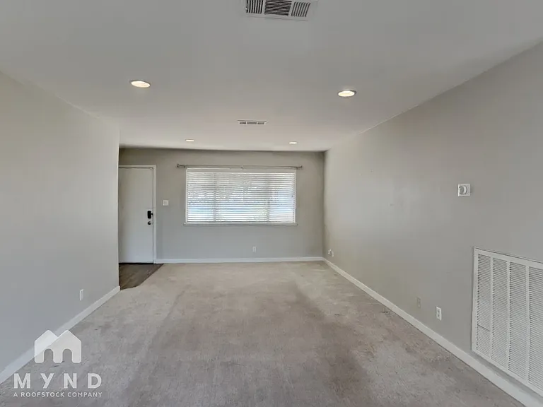 1013 James Lovell St — Photo 3