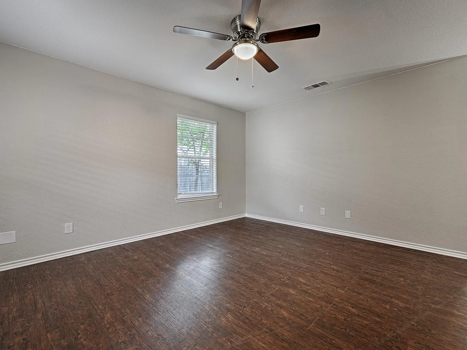 3 bed, 1127 sqft, $1,550 — Photo 3