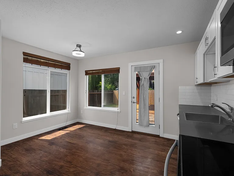 1027 Marion St NE — Photo 12
