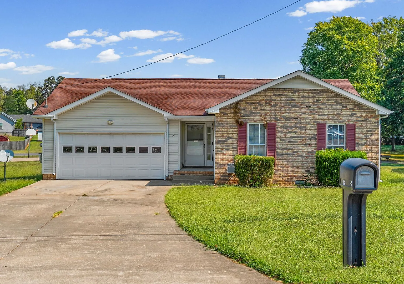 409 Sandburg Dr — Photo 1