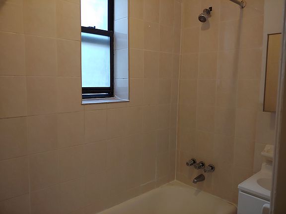 4th image of 8603 102nd St APT 5A