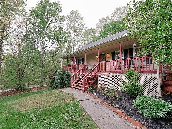 5th image of 95 Fox Crest Dr