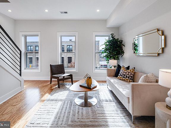 4th image of 1118 Neal St NE #Penthouse 2