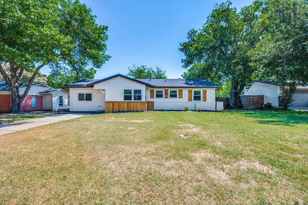 411 Hillcrest St — Photo 1