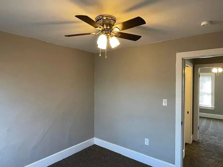 140 S Eureka Ave — Photo 18