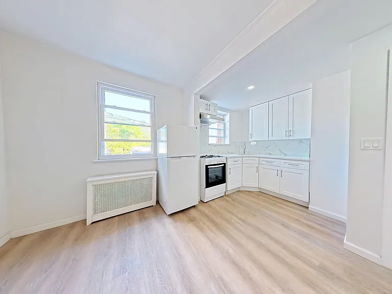 303 Bay 14th St — Photo 4