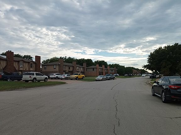 5th image of 127 Cambridge Dr