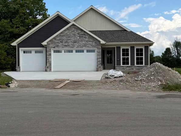 907 Black Swan Dr, Menasha, WI 54952