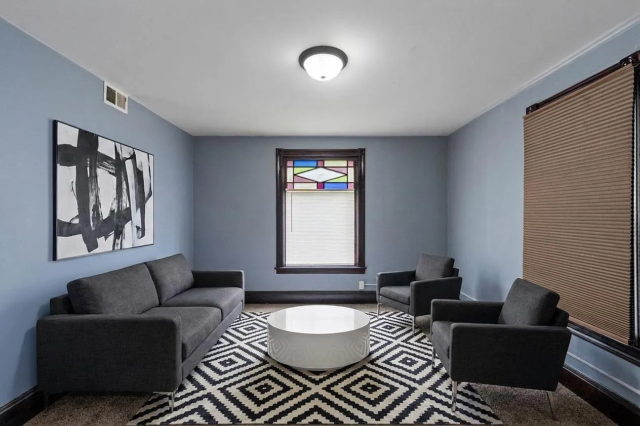 3 bed, 1.0 bath, 1098 sqft, $1,549 — Photo 2