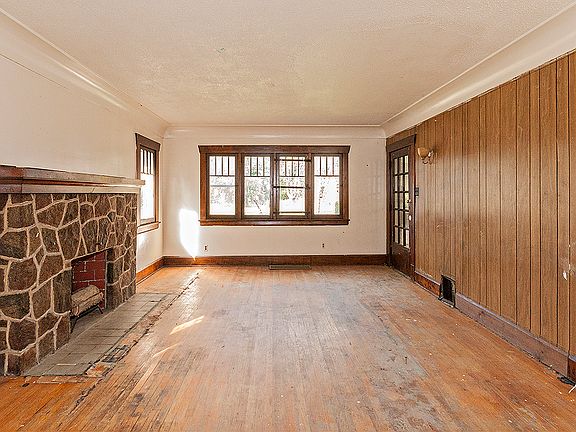 3rd image of 131 E Lucius Ave