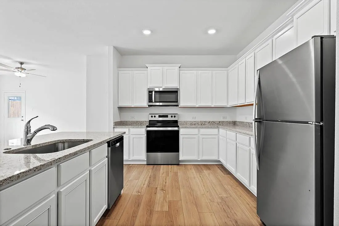 5 bed, 3.5 bath, 2470 sqft, $3,050 — Photo 2
