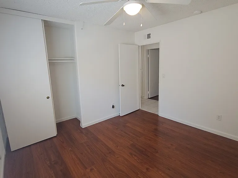 20727 Horace St — Photo 14