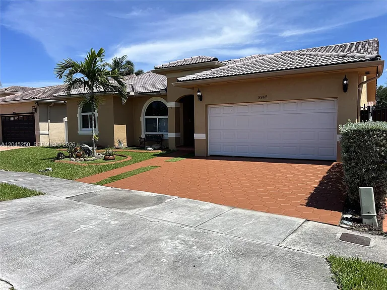 8842 NW 142nd Ln — Photo 3