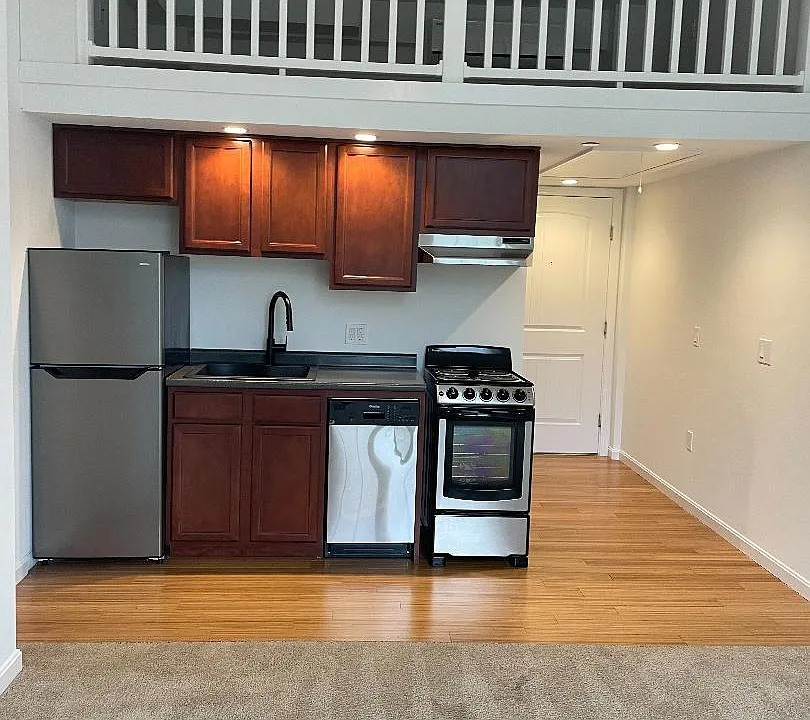 8 Grove St #208