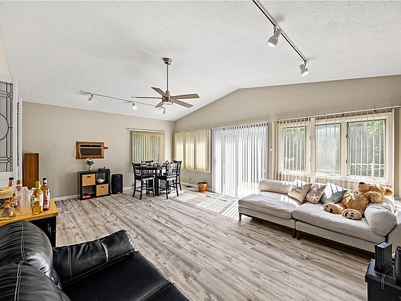 5th image of 17 Ridge Port Cir E