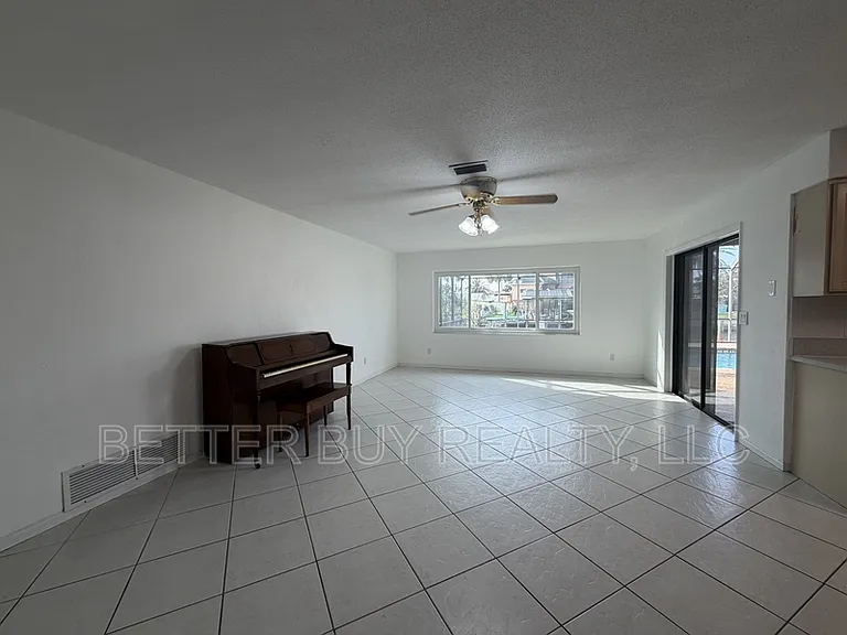 337 N 10th St — Photo 8