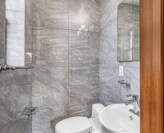 4th image of 759 E 10th St APT 5C