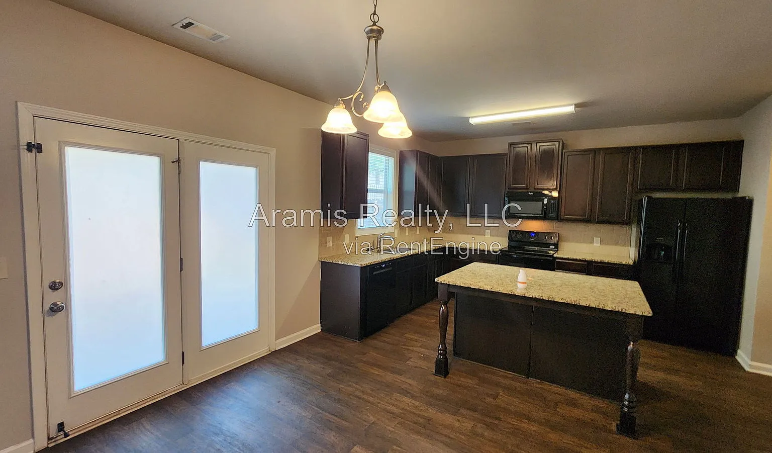 4 bed, 2.5 bath, 2585 sqft, $2,195 — Photo 2