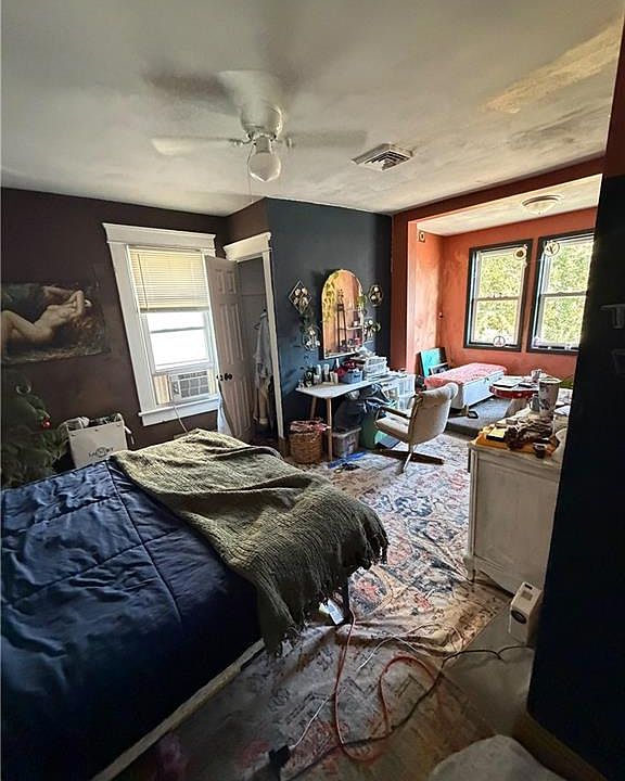 2nd image of 706 W 35th St