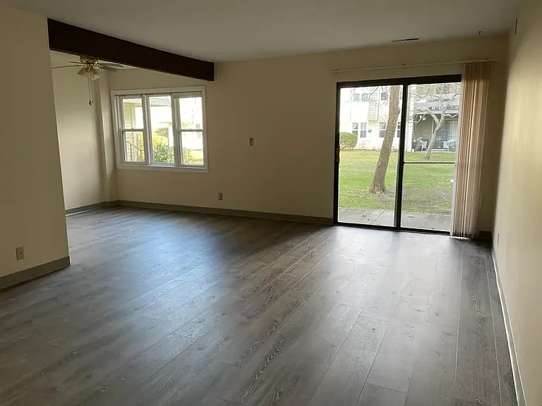 Hyannis House Apartments — Photo 4