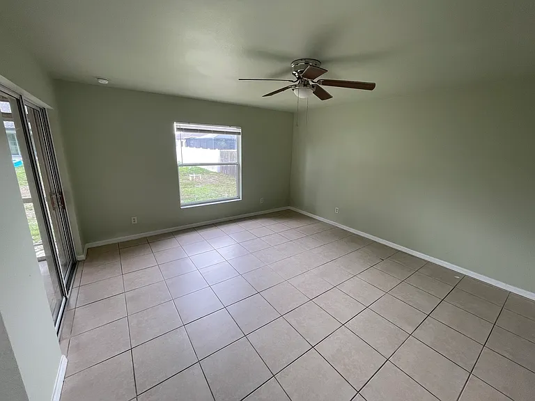 1637 NW 6th Pl — Photo 38