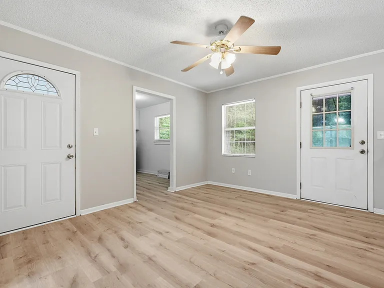 90 Andrews Ave — Photo 12