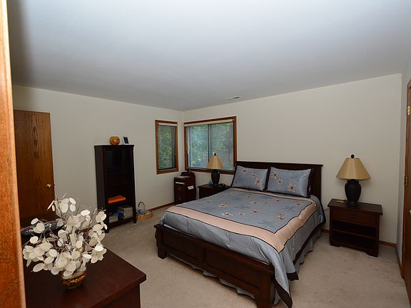 Master Bedroom w Bath