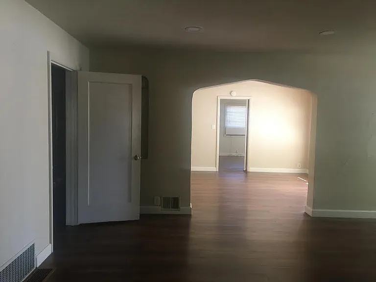 1098 Hazelwood Ave — Photo 5