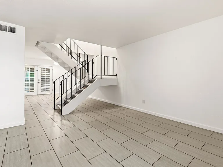 2298 N Indian Canyon Dr #E — Photo 5