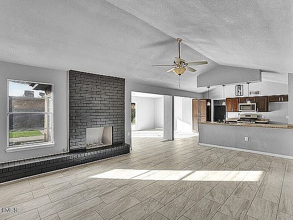 8th image of 3709 Roslyn Dr