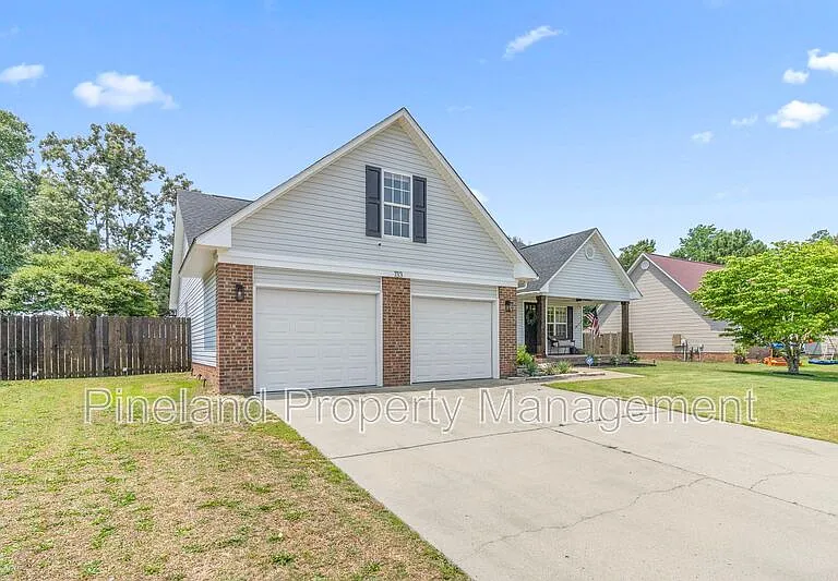 133 Haywood Dr — Photo 3