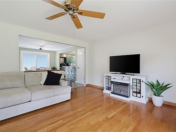 3rd image of 27 Bear Hill Rd